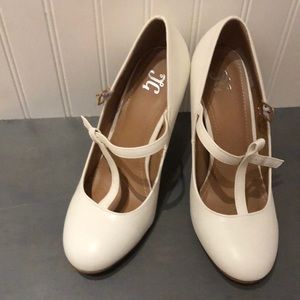 Journee Collection Liza Pump